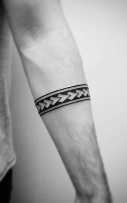  Tatouage maori, polynésien style bracelet sur l'avant bras